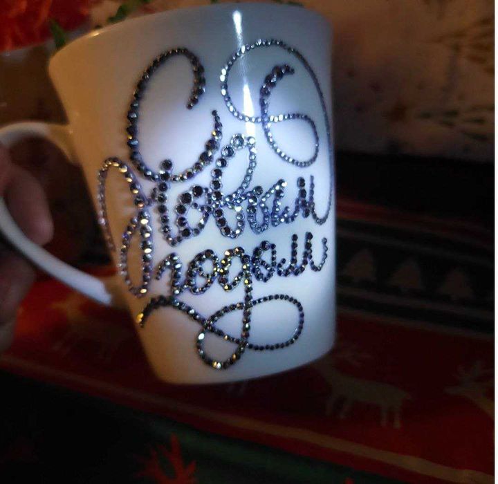 Кружки новогодние, инкрустированные стразами.
