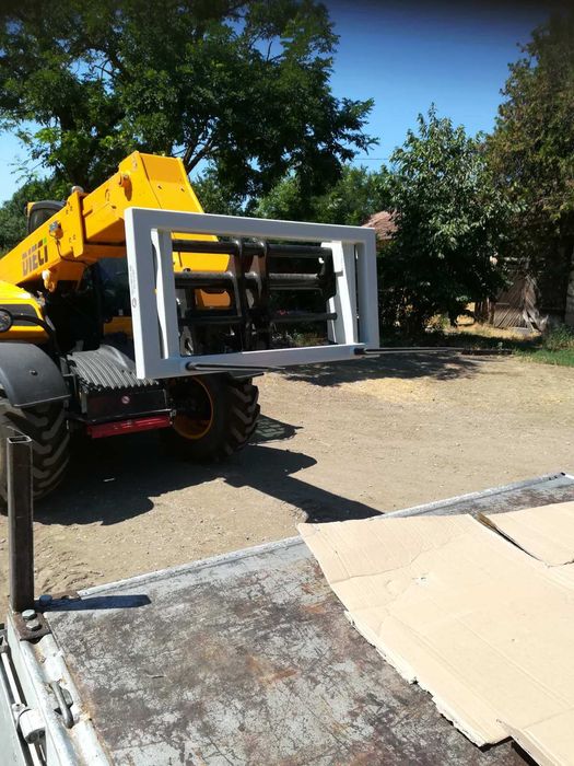 Вилица за бали с окачване за челен товарач.