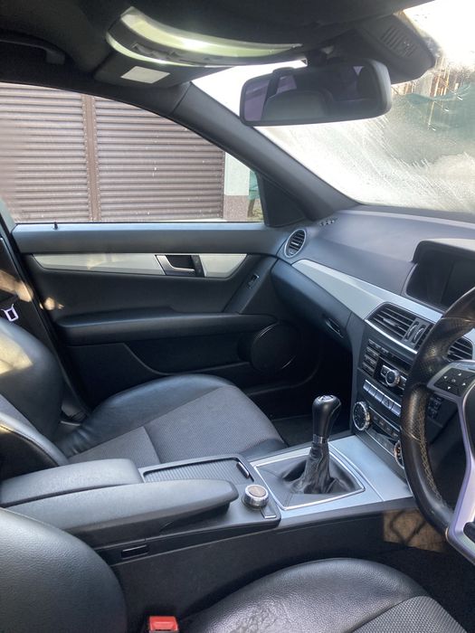Продавам мерцедес w204 фейслифт 2011г на части