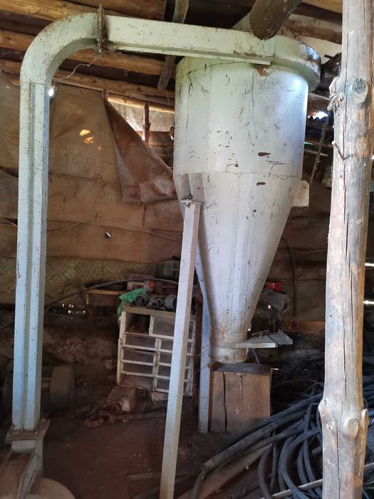 Фуражомелка с 24 броя чукове