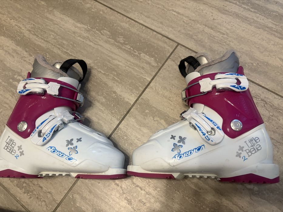 Vand clapari si schiuri fete