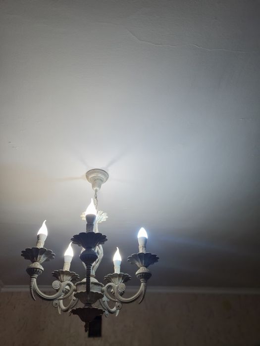 Продам люстры комнатные