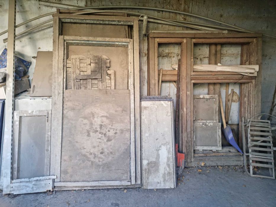 Различные дрова в виде рам и дверей