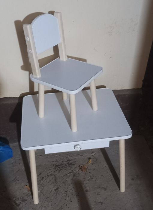 Детский стол и стульчик.