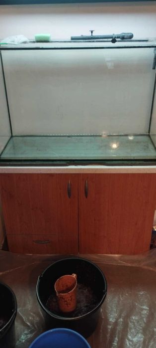 Продавам аквариум с шкаф и осветление