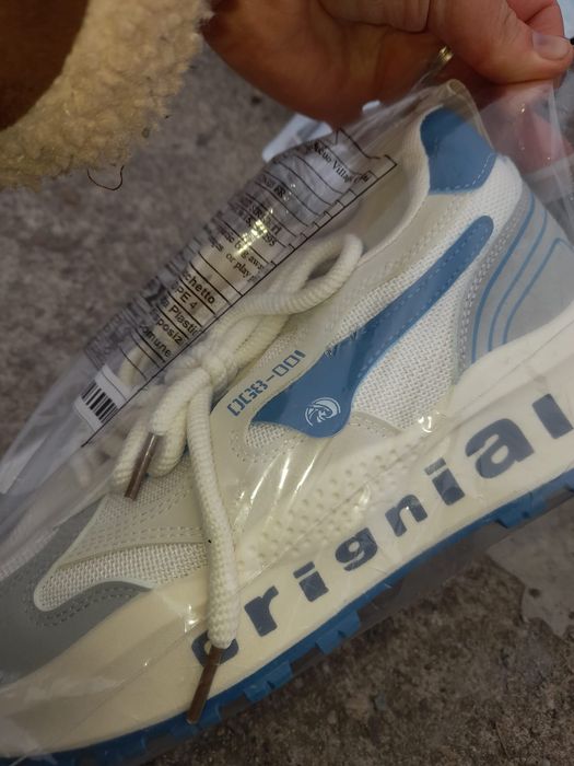 Adidași de calitate nr 41 preț 90 de lei.