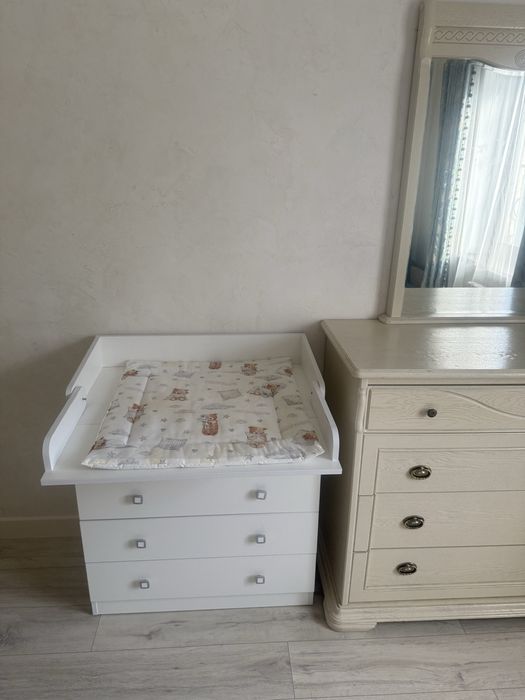 Шкаф и два комода с зеркалом