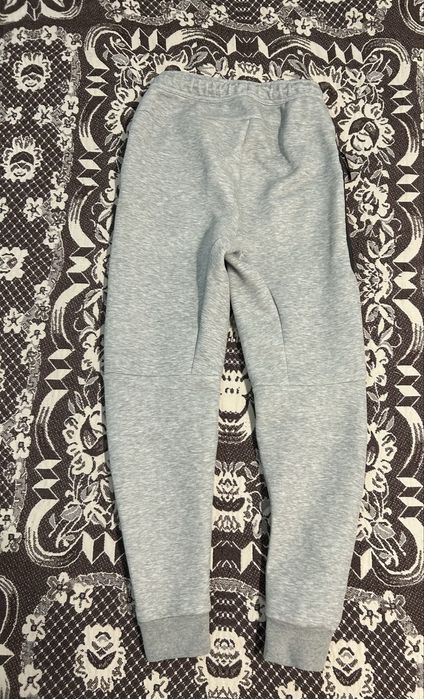 Pantaloni gri nike tech