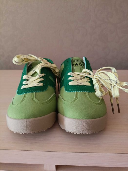 Продам новые кроссовки