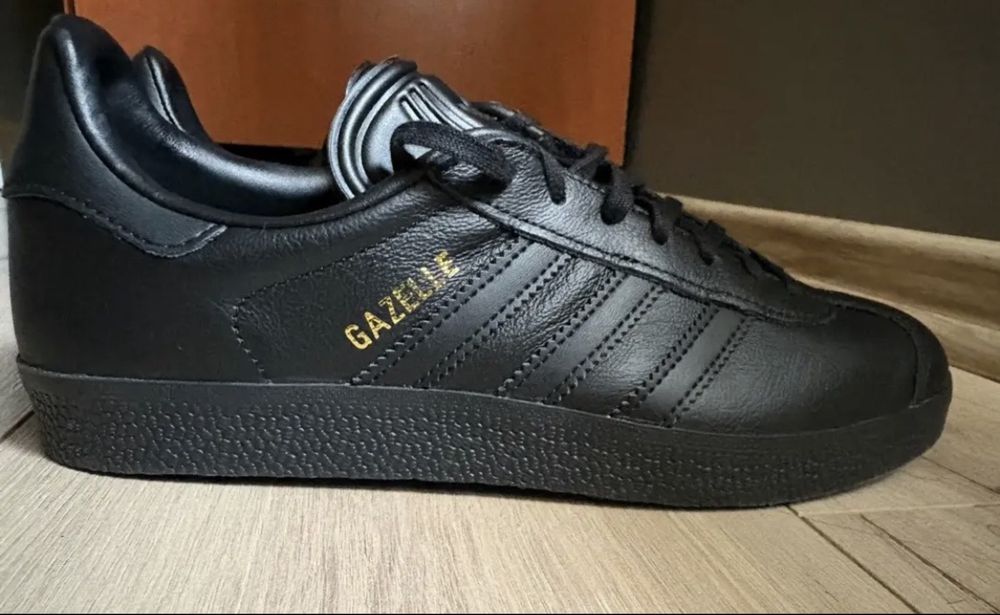 Чисто нови Adidas обувки