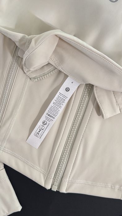 Geacă Lululemon damă, mărimea 4, crem/alb ivoire – cu fermoar, buzunare și thumbholes