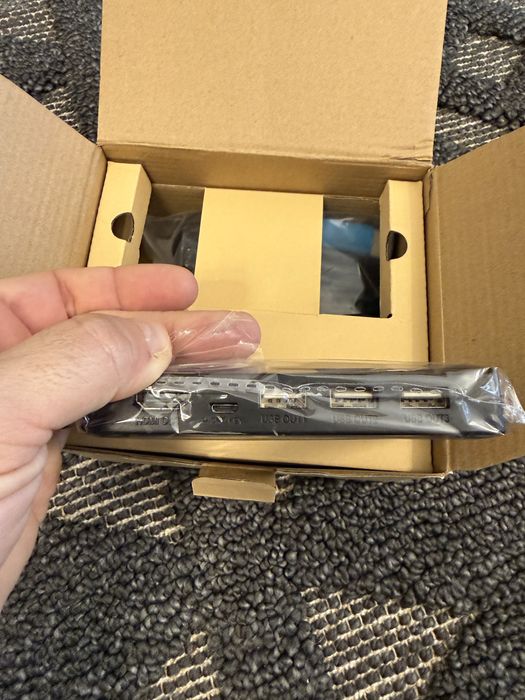 Switch KVM tip dockingstation pt 4 pc si un monitor