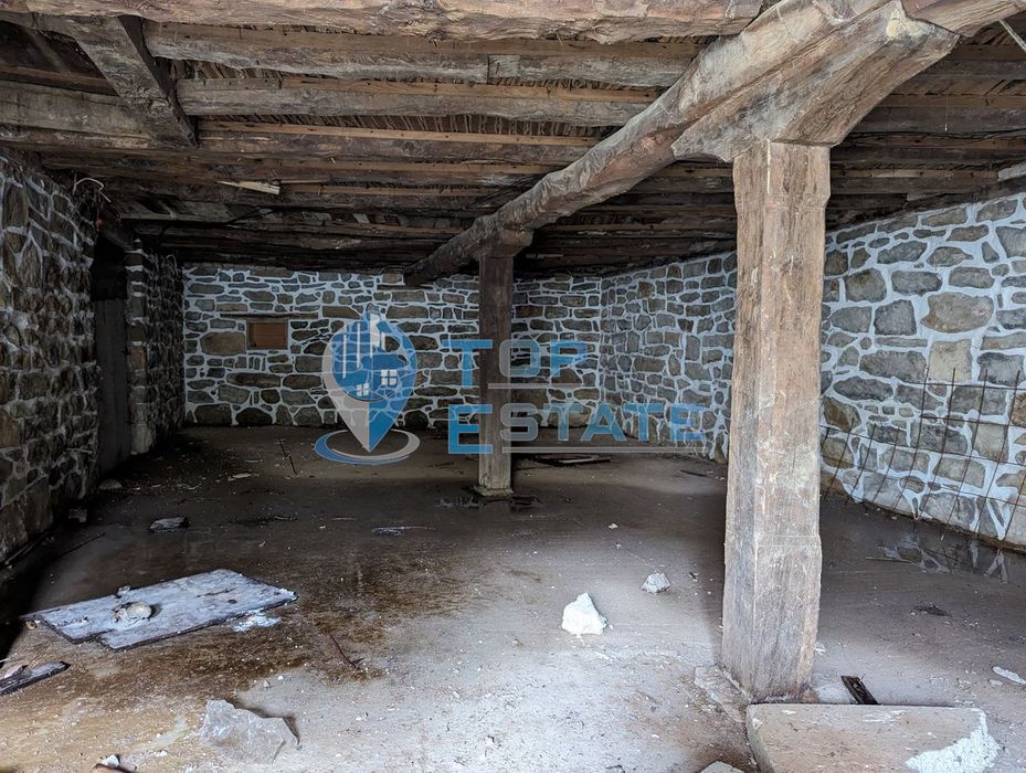 Двуетажна тухлена къща с външна изолация в село Миндя