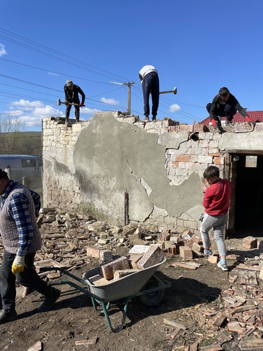 Executam lucrari de demolari,spargem sapa,gresie,faianta,beton,moloz
