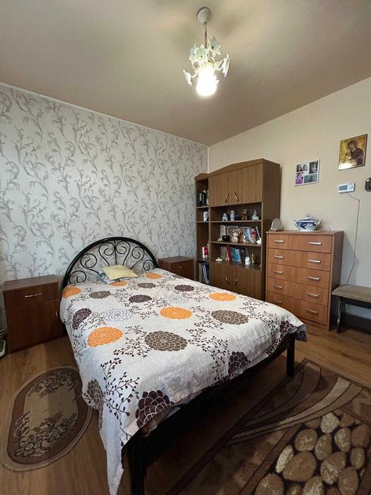 Vând apartament 2 camere, decomandat, zona Pietei