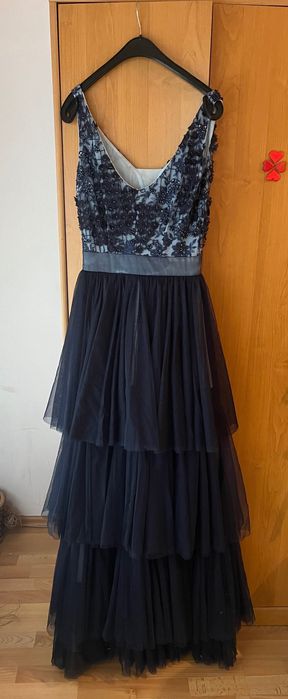 Официална рокля.