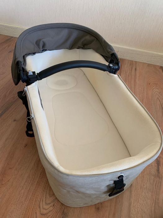 Бебешка количка 3 в 1 Jané Muum – кош за новородено и столче за кола. Подходяща от раждането до около 3–4 години (до 22 кг).