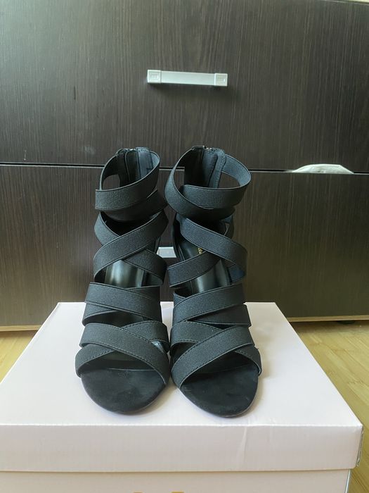 Sandale cu toc,negre, impecabile