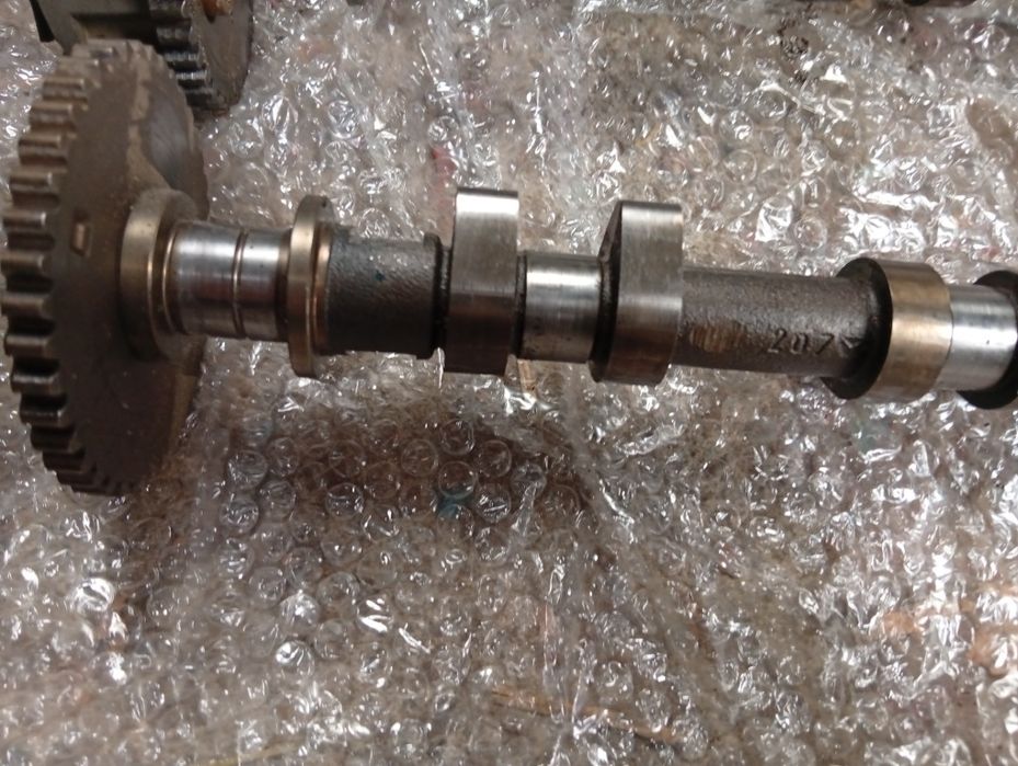 Jaguar 2.5 глави разпределени валове и рейка.