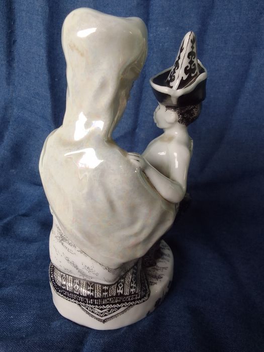 Коллекционная фарфоровая статуэтка