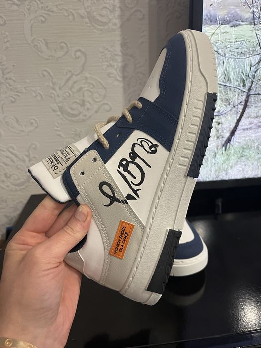 Продам новые кроссовки