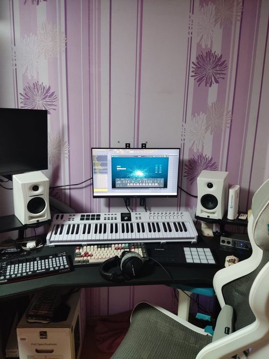 Продаю оборудование для музыкантов.