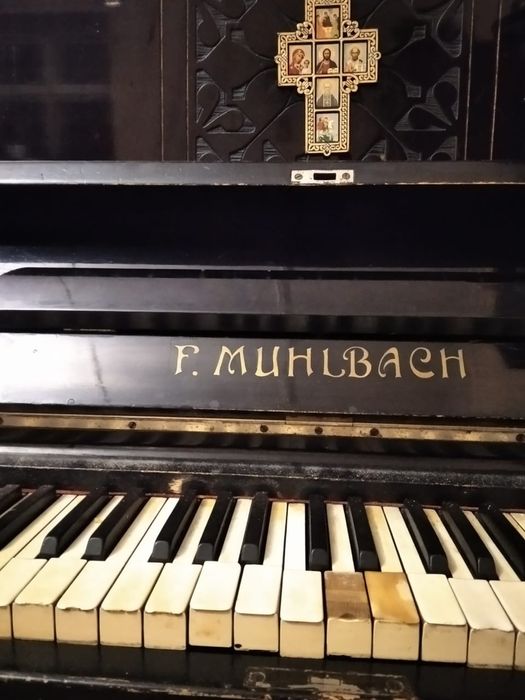 Антикварное пианино F Muhlbach