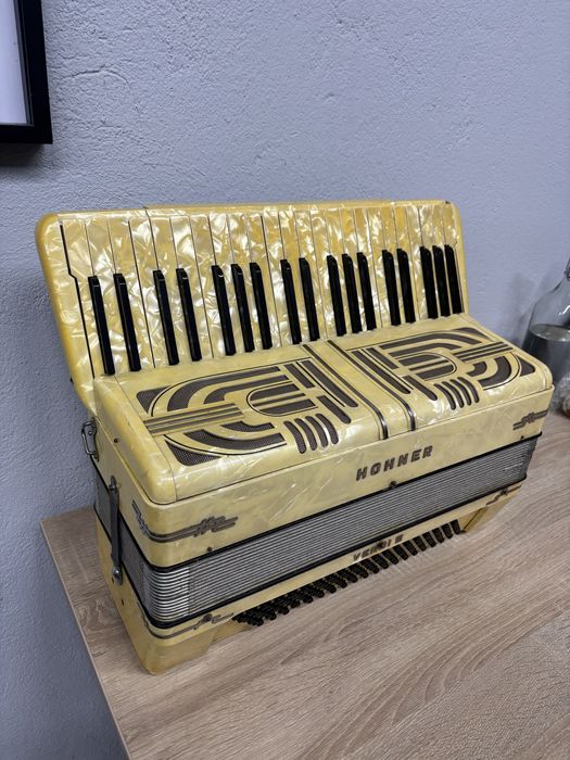 Acordeon Hohner Verdi 3 cu 120 de basi clapa scurta