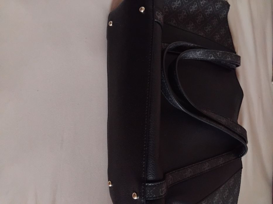 Продавам изгодно дамска чанта на Guess