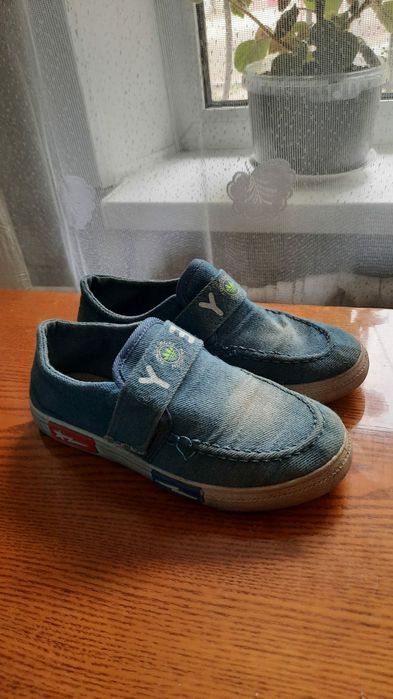 Продам джинсовые кеды на мальчика.