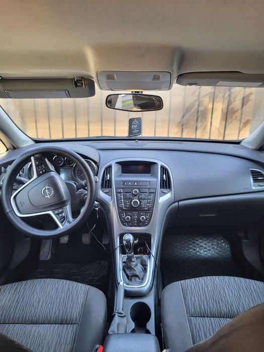 Vând Opel Astra j