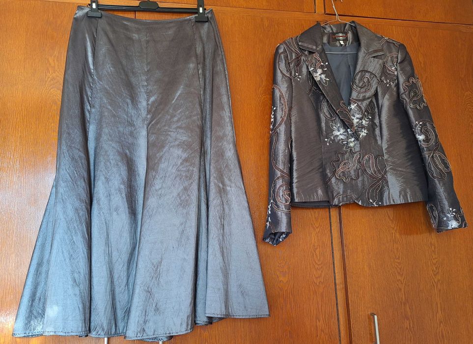 Дамски костюм сребрист от сако и пола размер 48