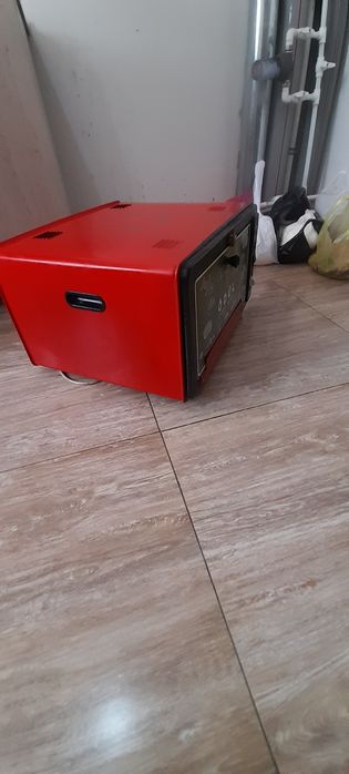 Qizil rangli duxovka. Somsa,pishiriqlar pishirish uchun duxovka,  zo'r