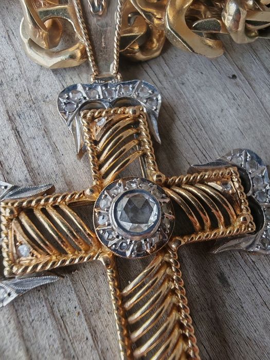 Продавам уникален златен кръст 18к