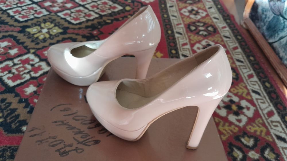 Продам женские туфли