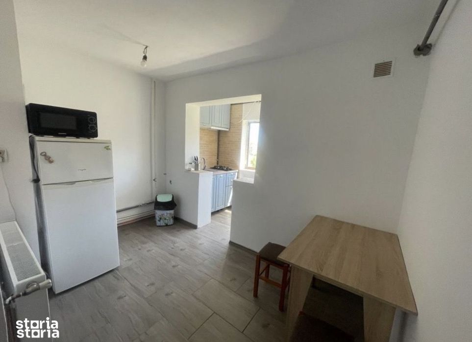 Garsonieră decomandată Craiovita Orizont 3/10 centrala mobilată