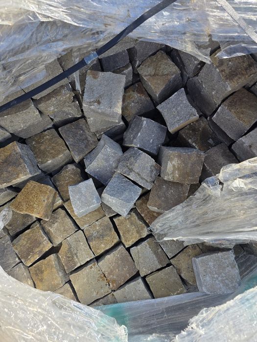 Piatra cubică andezit asigur transport si montaj