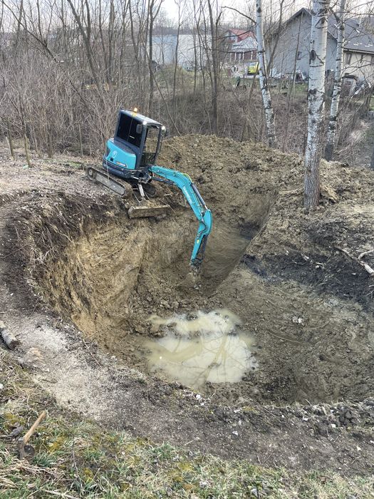 Miniexcavator cu picon de 4 tone