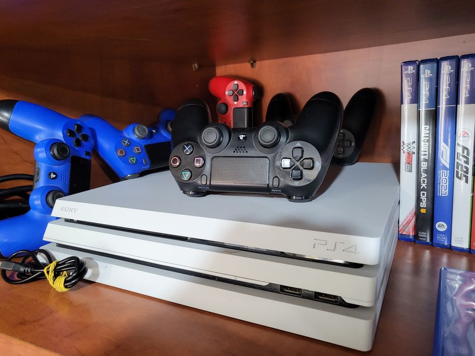PlayStation 4 PRO с 5 джойстика + 20игри