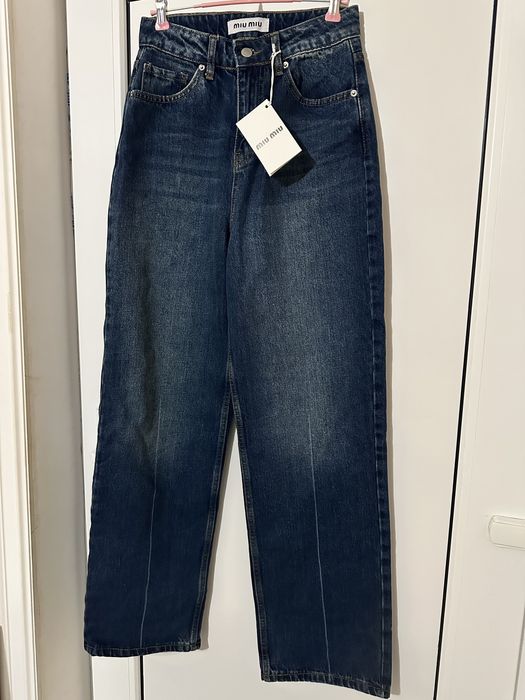 Blugi noi cu etichetă