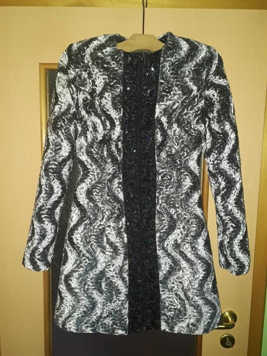 Vand palton nou gri-argintiu cu paiete, model superb!