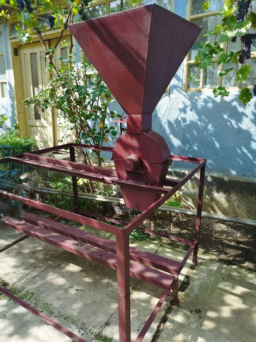 Moară cu ciocanele pentru cereale/ ardei boia pe cadru metalic