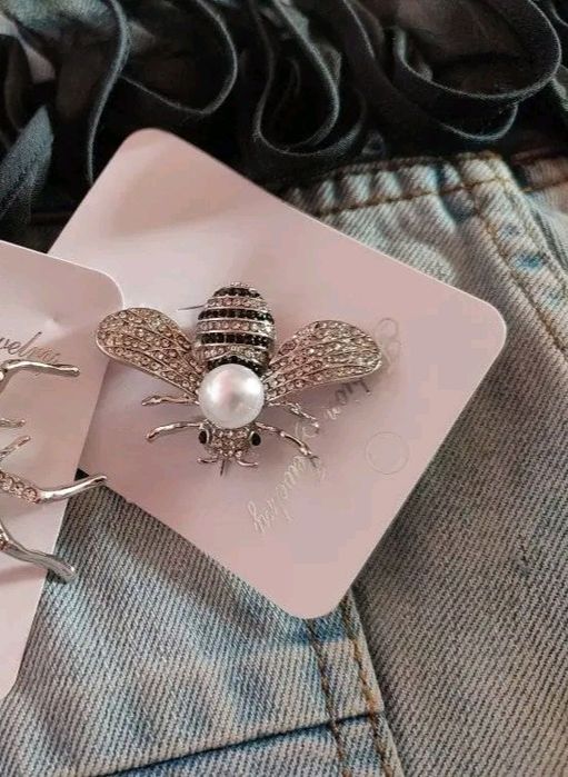 Брошка пчеличка с камъни и перла