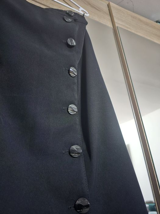 Fusta dreapta cu nasturi pe picior