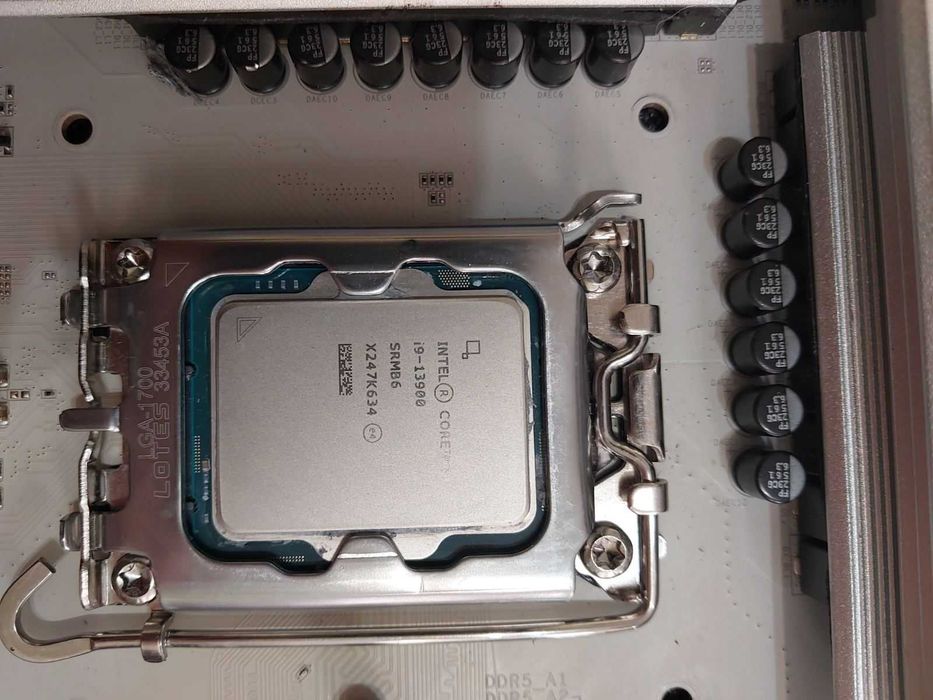 Intel Core i9 13900 + Gigabyte Z790 Aorus Elite AX ICE Wi-Fi DDR5