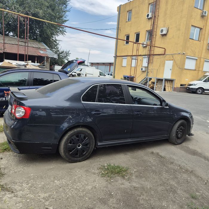 VOLKSWAGEN Jetta