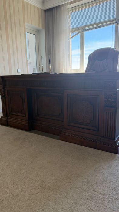 Продам шикарную мебель стол и кресло