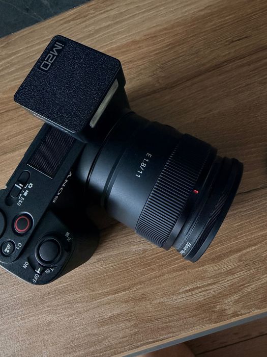 Camera Sony ZV-E10 II, plus obiectiv 11mm f1.8, card 128gb si flash extern