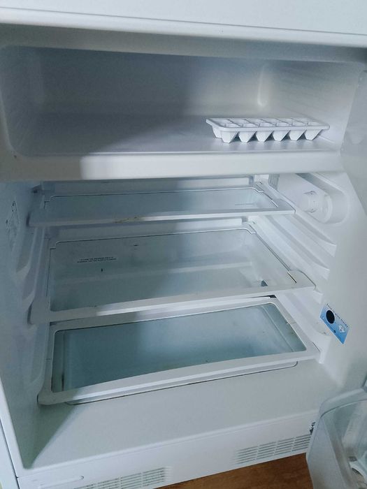 Минихладилник за вграждане Веко