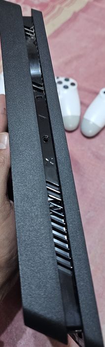 Vând playstation 4  slim  1TB